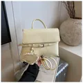 Mochila vintage de cuero PU amarillo pálido para mujer con colgante de corazón de encaje - Talla única / Amarillo