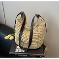 Details einer handgewebten Strohtasche mit braunem Lederriemen und silberner Schnalle - Einheitsgröße / Gebrochenes Weiß