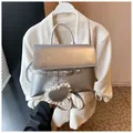 Bolso rectangular plateado metalizado con dije de corazón de encaje y hebilla - Talla única / Plateado