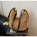 Detail der gewebten Stroh-Hobo-Tasche mit verstellbarem Lederband und Schnalle - Einheitsgröße / Khaki
