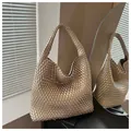 Bolso hobo trenzado en oro champán con asa a juego en un entorno interior con estilo - Grande / Dorado