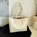 Grande borsa tote minimalista bianco crema in pelle cerata lucida con doppi manici - Bianco Sporco