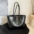 Borsa tote minimalista in pelle cerata nera con logo a canguro argento e manici lunghi - Nero
