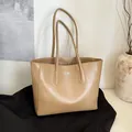 Grande borsa tote minimalista kaki in pelle lucida con elegante logo a forma di canguro - Cachi