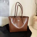 Borsa tote minimalista in pelle cerata marrone vintage con grande capacità e logo centrale - Marrone