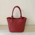 Borsa a secchiello chic in pelle rossa martellata con manico a nodo dal design unico - Con Ciondolo / Rosso
