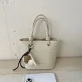 Borsa a secchiello in pelle crema con trama a grana e set di ciondoli sportivi - Con Ciondolo / Bianco
