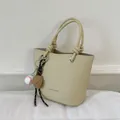 Borsa a secchiello beige grana litchi con manico a nodo e ciondolo da baseball - Con Ciondolo / Giallo