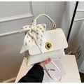 Detalle de bolso blanco en cuero encerado con cierre dorado y pañuelo de seda de oso - Talla única / Blanco Roto