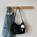 Bolso tote negro minimalista con detalle de cremallera plateada y colgante de nube - Talla única / Negro