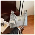 Zilveren metallic hobo schoudertas met rimpeltextuur, kettingriem en mini hanger - Groot / Zilver