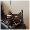 Donkerroodbruine hobo tas van olie-was leer met zilveren ketting en metalen slot - Groot / koffiekleur