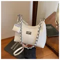 Witte kunstleren hobo schoudertas met zilveren sluiting en kettingriem variant - Groot / Broken Wit