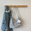 Bolso tote plateado con volantes y colgante de nube blanca en una percha de madera - Talla única / Plateado