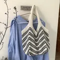 Bolso tote de punto en color crema con rayas chevron negras y correas anchas - Talla única / Negro