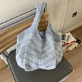 Bolso tote de punto con rayas azules y blancas y correa ancha sobre silla - Talla única / Azul claro
