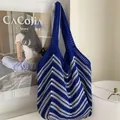 Bolso tote de ganchillo hecho a mano con vibrantes rayas en V azules y blancas para diario - Talla única / Azul Klein