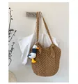 Detail der geflochtenen Tragetasche mit Lochmuster und süßem Enten-Anhänger - Mit Anhänger / Khaki