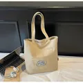 Borsa tote in tela beige minimalista con ricamo blu e dettaglio tasca frontale esterna - Bianco Sporco
