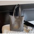 Borsa tote minimalista in tela grigio scuro con tasche frontali e ricamo a contrasto - Marrone Scuro