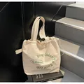 Borsa tote in tela color crema con scritta verde e chiusura a coulisse - Taglia unica / Bianco Sporco