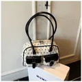 Borsa a spalla trapuntata bianca con stampa a coniglio e tasche frontali con fibbie - Taglia unica / Bianco Sporco