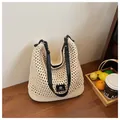 Beige hohle Strick-Hobo-Tasche mit schwarzen Lederriemen für Sommer-Strandurlaub - Einheitsgröße / Gebrochenes Weiß