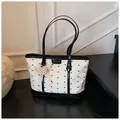 Contrast tote bag in white with black bow prints and a pearl heart charm - With Pendant / Off White