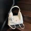 Minimalistische cremeweiße Tragetasche mit Stern-Detail und Wolkenanhänger auf Treppen - Einheitsgröße / Gebrochenes Weiß