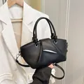 Elegante schwarze Eimer-Tasche mit Lychee-Muster, Metallverzierung und Schultergurt - Schwarz / Einheitsgröße