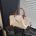 Schicke cremefarbene Eimer Tasche mit braunem Griff und Schultergurt aus Leder - Weiß / Einheitsgröße