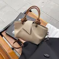 Schicke beige Eimer-Tasche aus Litschileder mit dunkelbraunen Knotenhenkeln und Metallschnalle - Khaki / Einheitsgröße