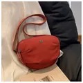 Borsa a tracolla arancione in nylon con doppia cerniera e logo in metallo chic - Taglia unica / Rosso