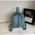 Sac à dos en nylon bleu clair avec cordon de serrage et deux poches frontales - Bleu