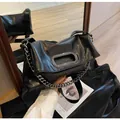 Bolso bandolera chic de cuero sintético negro con asa de metal hueca y cadena plateada - Negro