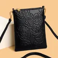 Schwarze Handy-Umhängetasche aus Leder mit Rosenprägung und goldenen Metallteilen - Schwarz Kleine Rose