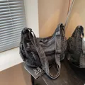 Sac cabas rétro en denim noir délavé avec plusieurs poches zippées et large bandoulière - Noir