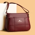 Detalle de bolso bandolera granate en cuero sintético con bordado y logo dorado - Talla única / Rojo
