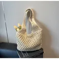 Modische beige geflochtene Tragetasche mit hohlem Häkeldesign für den Sommerurlaub - Einheitsgröße / Gebrochenes Weiß