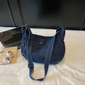 Sac bandoulière en jean bleu foncé avec trois fermetures éclair et bandoulière réglable - Bleu foncé