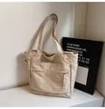 Detalle de bolso tote beige en lona con bolsillos laterales y cierre de cremallera - Talla única / Blanco Roto