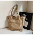 Detalle del bolso tote de lona caqui con bolsillo frontal de cremallera y ranuras laterales - Talla única / Caqui