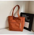 Detalle del bolso tote de lona color arcilla con cremallera frontal y bolsillos laterales - Talla única / Naranja