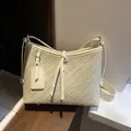 Cremeweiße gewebte Lederhandtasche mit V-Muster-Textur und eleganten Schnürdetails - Gebrochenes Weiß