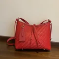 Minimalistische rote geflochtene Ledertasche mit Umhängeriemen in der Frontansicht - Rot