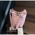 Minimalistische Umhängetasche aus Nylon in Altrosa mit schwarzer Schnalle - Einheitsgröße / Rosa