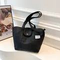 Borsa tote in tela nera con etichetta tessuta e tracolla larga per pendolari casual - Taglia unica / Nero