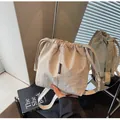 Bolso tipo cubo beige de nailon con cordón ajustable y correa de hombro suave - Blanco Roto