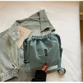 Bolso saco azul de nailon con cordón, correa ajustable y logotipo sobre la tela - Azul