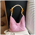Détail du sac cabas rose crocheté à la main avec poignée en perles de bois et motif ajouré - Rose